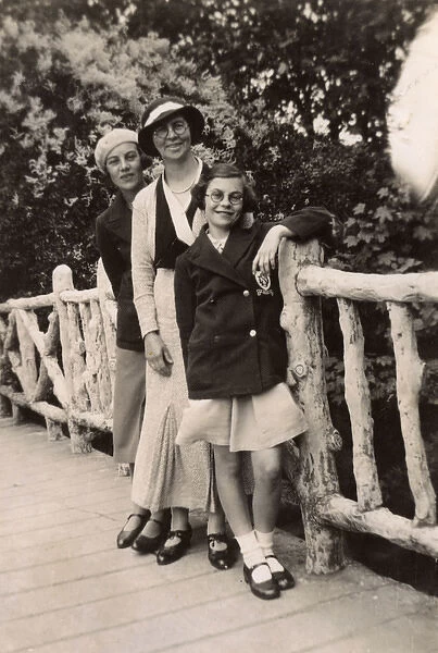 1930s mother and daughters