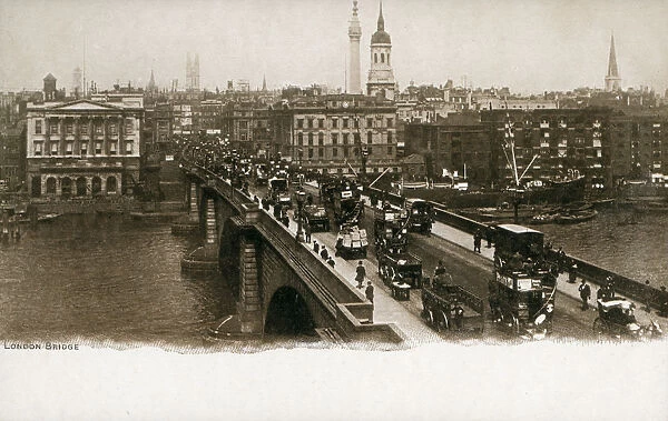 London - Traffic crossing the old London Bridge