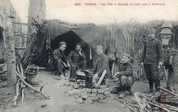 Vietnam - Montrang - French soldiers cooking in the open air