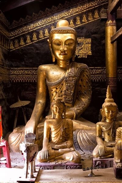 Ancient gilded wooden Buddhas inside Wat In, Kengtung (Kyaingtong), Shan State, Myanmar (Burma), Asia