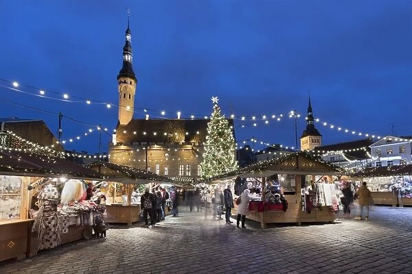 Christmas market in the Town Hall Square (Raekoja Plats) and Town Hall, Old Town