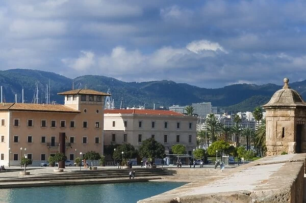 City ramparts and Parc de la Mar, Palma de Mallorca, Majorca, Balearic Islands, Spain, Mediterranean, Europe