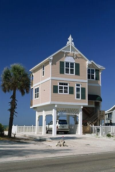 A modern house by the beach in the Gulf Coast town of Bradenton Beach