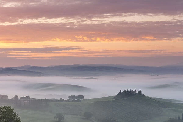 Podere Belvedere and mist at sunrise, San Quirico d Orcia, Val d Orcia, UNESCO World Heritage Site