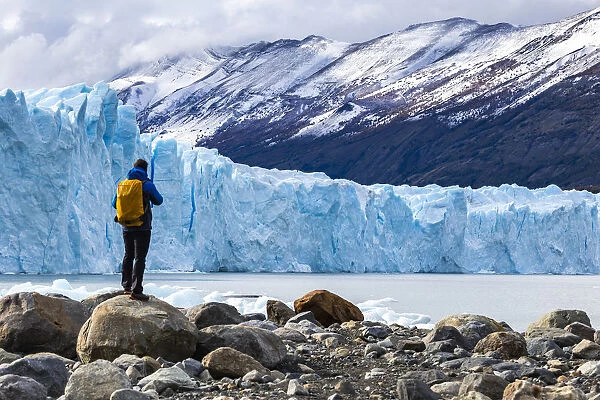 Argentina, Patagonia, Santa Cruz province, Los Glaciares National Park, tourist admires