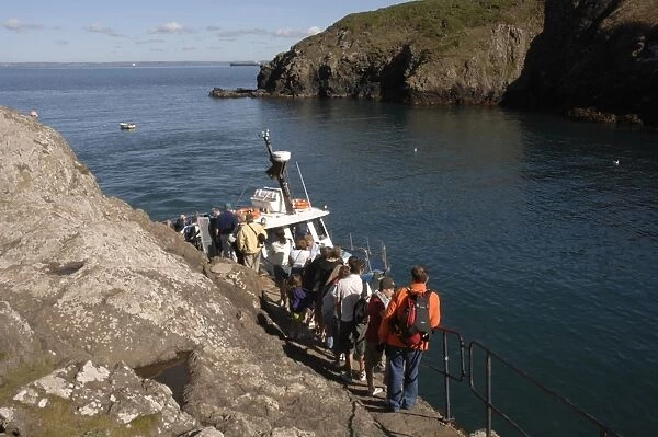 Tourists boarding the Dale Princess at Martins Haven, Martins Haven, Pembrokeshire, Wales, UK, Europe