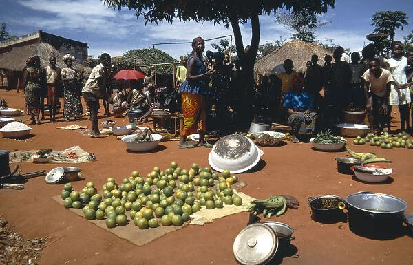20075602. CENTRAL AFRICAN REPUBLIC Markets People at market selling fruit