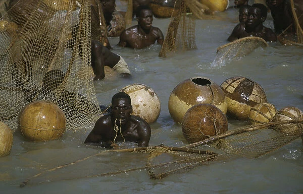 20085677. NIGERIA North Argungu Fishing Festival men