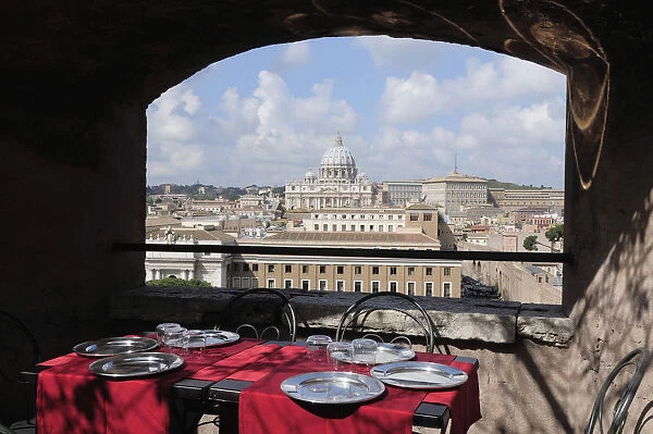 Italy, Lazio, Rome, Castel Sant Angelo, views from the covered passetto, dining with a view
