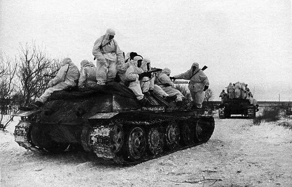 Battle of stalingrad, soviet t-34 tanks and infantry advancing on stalingrad from the south, february 1943