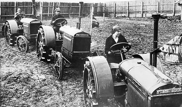 Bejetzk district, moscow province, bejetzk machine and tractor station that serves collective farms by renting them machinery and giving advice on crops, (late 1920s  /  early 1930s)