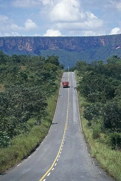 Brazil, Mato Grosso, Chapada dos Guimaraes National Park, Tarmac road among tropical vegetation