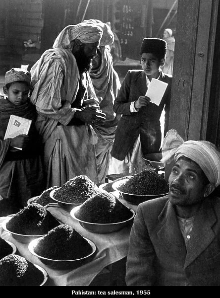 CBE 00053. pakistan, venditore ambulante di te, 1955