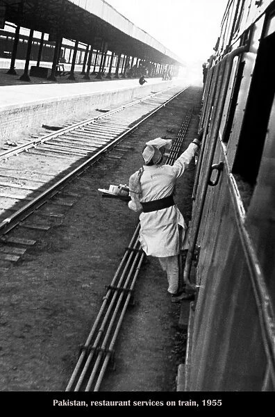 CBG 00050. pakistan, addetto ai servizi di ristorazione sui treni, 1955