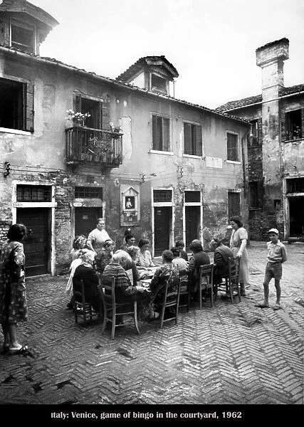 D 08902. italia, venezia, il gioco della tombola in cortile, 1962