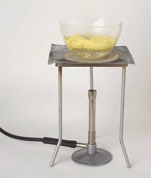 Glass dish with suspension of sulphur in sodium sulphite heated on a tripod