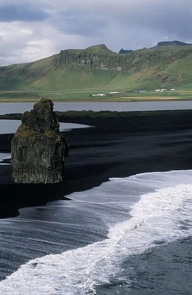 Iceland, Vestur-Skaftafellssysla, Dyrholaey, coast north of Promontory Stack