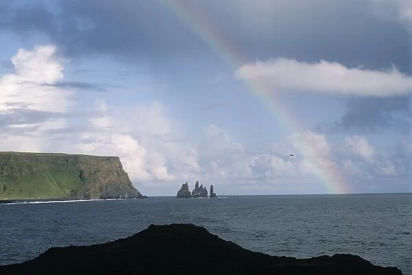 Iceland, Vestur-Skaftafellssysla, Dyrholaey, coast north of the Promontory Stacks and rainbow