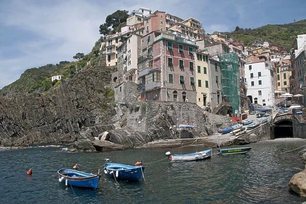 ITALY, Liguria, Cinque Terre, Riomaggiore, harbour houses & fishing boats