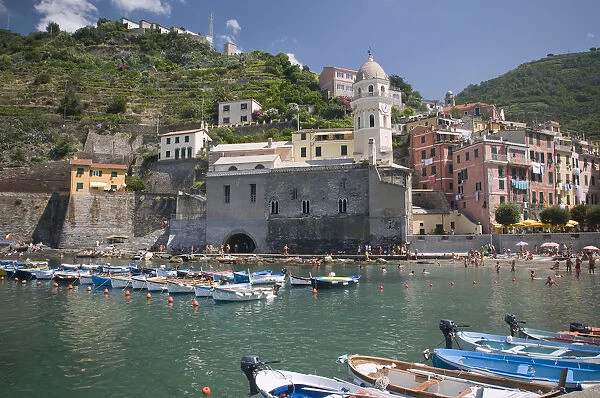 Italy, Liguria, Cinque Terre, Vernazza, view of harbour