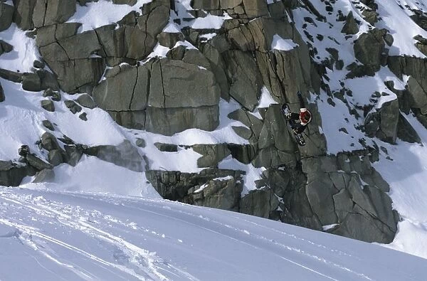 Italy, Valle d Aosta Region, Mont Blanc Massif, snowboarder near Torino Hut