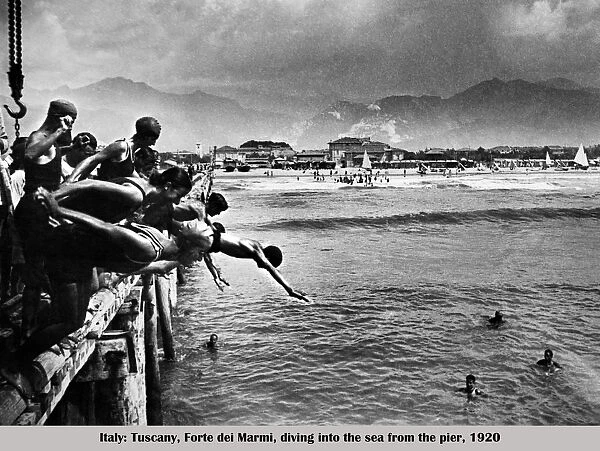 L 03988. toscana, forte dei marmi, tuffi in mare dal ponte caricatore, 1920