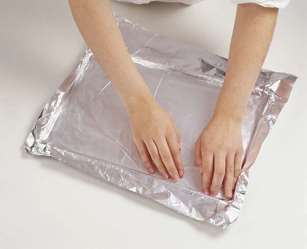 Lining baking tray with foil