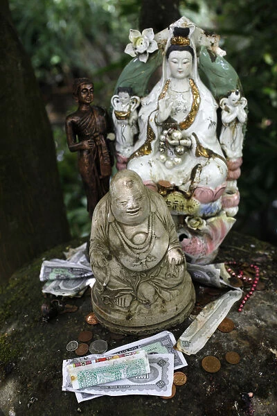 Money offering and statues in the garden of Buddhapadipa temple