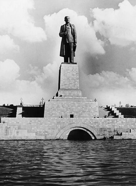 Monument to joseph stalin erected at the entrance to the lenin volga-don shipping canal, 1952