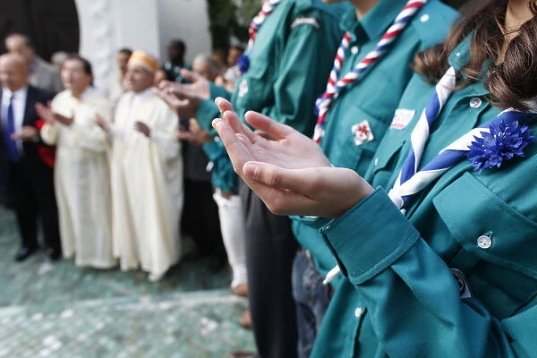 Muslim scouts praying