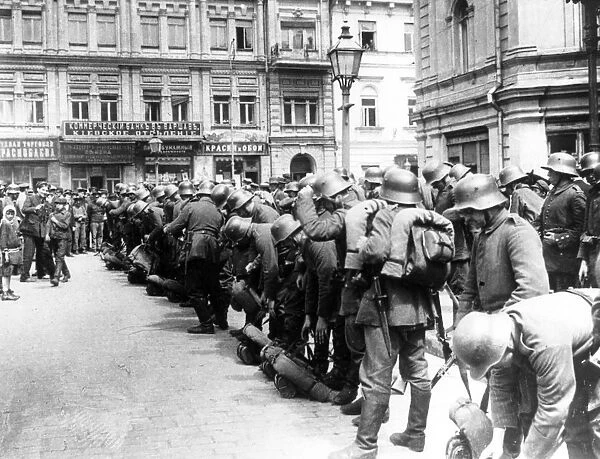 Newly-arrived german anti-communist interventionists in kiev in august 1918