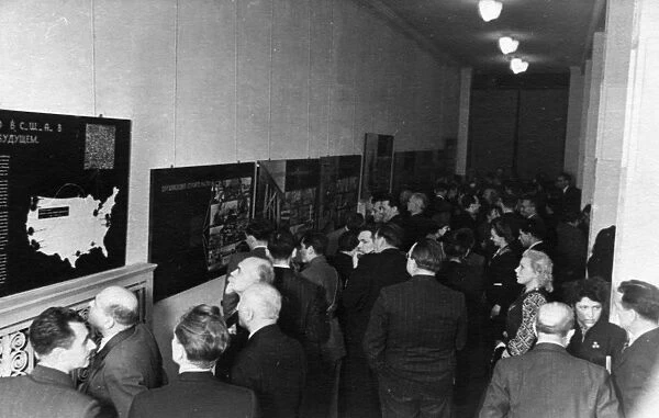 The opening of the prefabricated housing in the usa exhibition at the moscow architects club, 1940s
