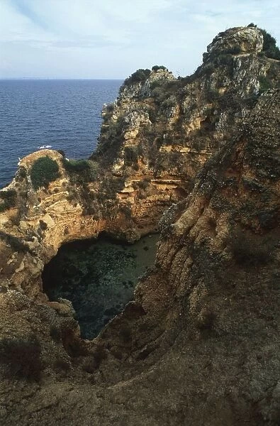 Portugal, Algarve, cliff in coast between Ponta da Piedade and Lagos