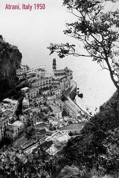 R 00391. italia, campania, panorama di atrani, 1950