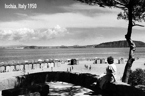 R 01819. campania, isola d ischia, porto d ischia, la spiaggia del molo, 1945 1950