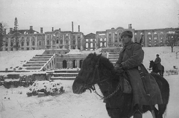 Red army soldiers in grounds of peterhof palace (petrovorets) which was destroyed by the rretreating german army, leningrad region, ussr, 1944, world war 2