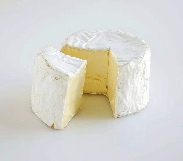 Round and slice of American Kunik goats milk with cows cream cheese