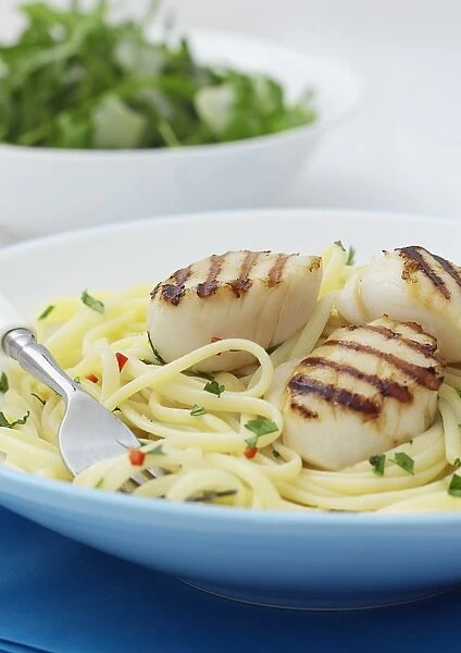 Scallops with linguini in bowl, close-up