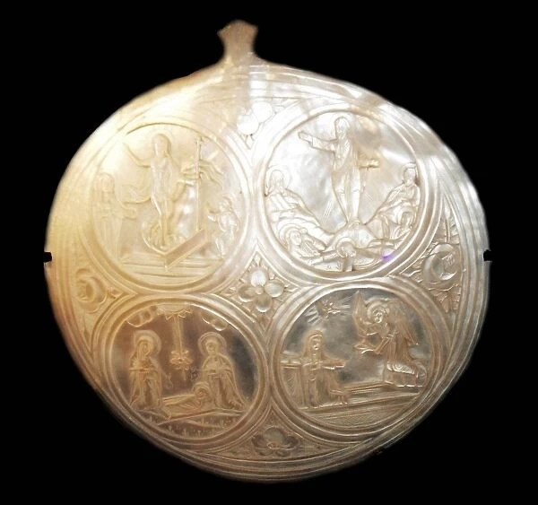 Souvenir made of shell depicting scenes from the life of Jesus. Made 1700-1900 for