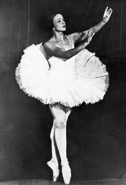 Soviet ballet dancer, natalia dudinskaya, as bayadere at the leningrad theater of opera and ballet, 1930s