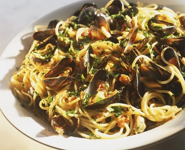 Spaghetti, mussells and spinach dish, close up