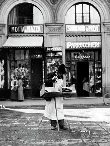 Street vendor of fritters. milan 1910