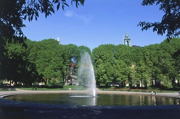 Sweden, Stockholm, fountain on Karlaplan at the end of the tree-lined Karlavagen