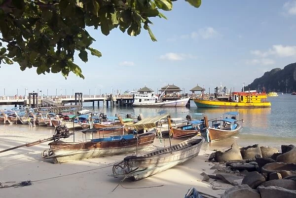 Thailand, Phi Phi Islands, Koh Phi Phi, Ton Sai Bay, boats moored on beach