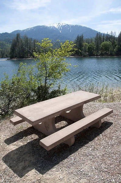 USA, California, Whiskeytown Lake, picnic table at Oak Bottom Marina