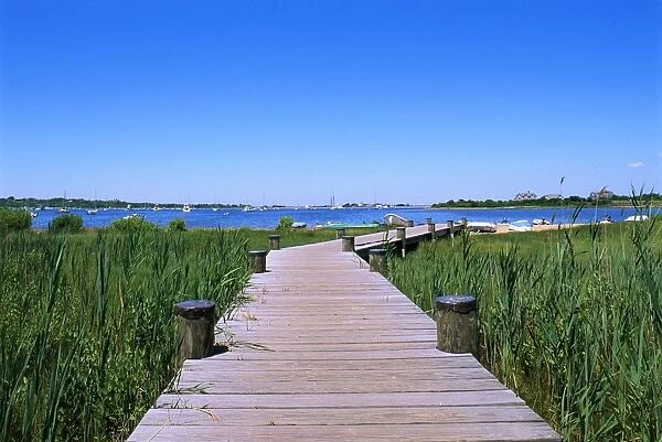 USA, Rhode Island, boardwalk leading to Great Salt Pond on Block Island