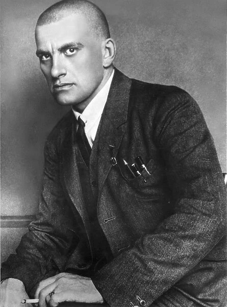 Vladimir mayakovsky (1893-1930), soviet poet, playwright and propagandist, 1924 photo by a, rodchenko