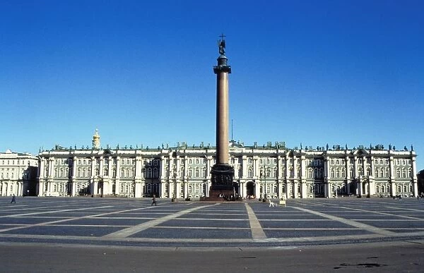The winter palace  /  hermitage museum and the alexander column in the foreground, st, petersburg, russia