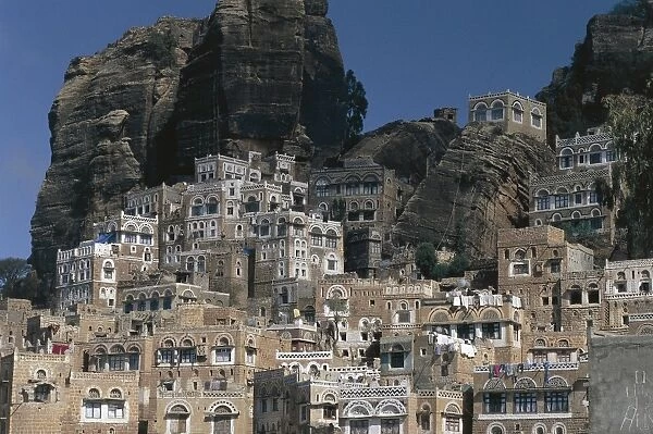 Yemen, Al-Mahwit province, Al-Tawilah village at side of cliff