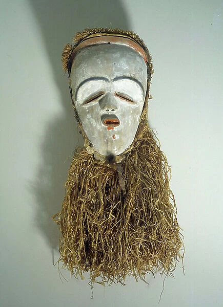 African Art: Tsogho mask from Gabon in wood and raffia. 28 cm Paris, Musee Picasso
